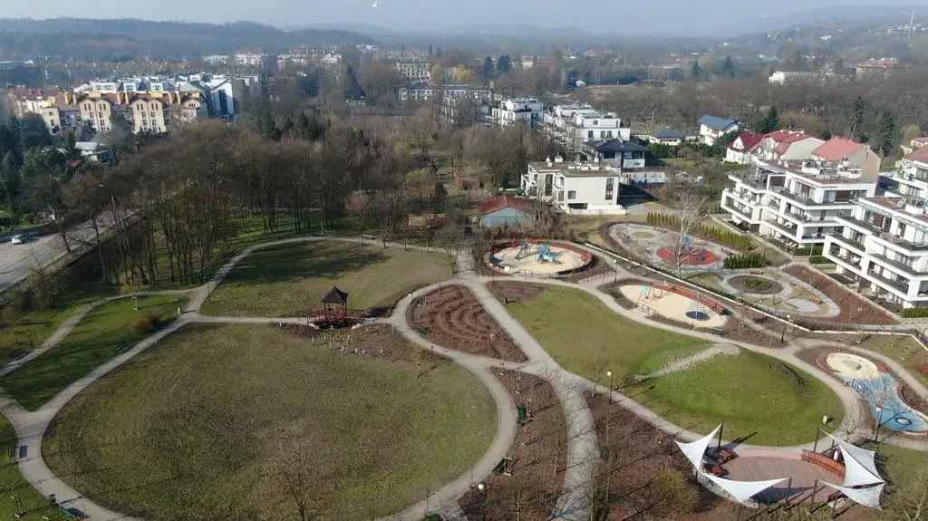 Zamknięte parki, bulwary i plaże