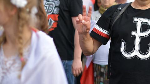 01.08.2019 | Na flagach, tatuażach i obok falangi. Powstańcy protestują: znak Polski Walczącej jest niemal świętością