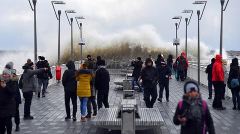 02.01.2018 | Alerty pogodowe. Morze zabiera plaże, w górach "śniegu po pas"