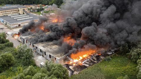 02.09.2020 | Ogromny pożar w Konstancinie. Zapadł się dach hali z tworzywami sztucznymi