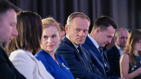 04.04.2022 | Tusk proponuje 20-procentową podwyżkę dla pracowników budżetówki. Minister Czarnek odpowiada