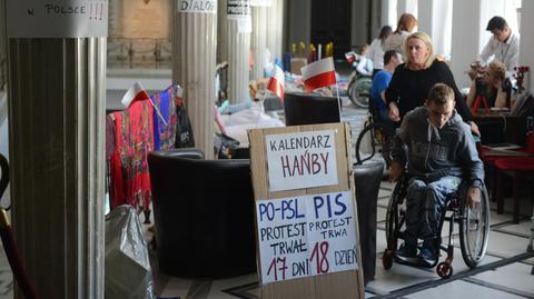 05.05.2018 | "Ja poproszę o eutanazję dla mnie i mojego syna". Protestujący w sejmie zdesperowani