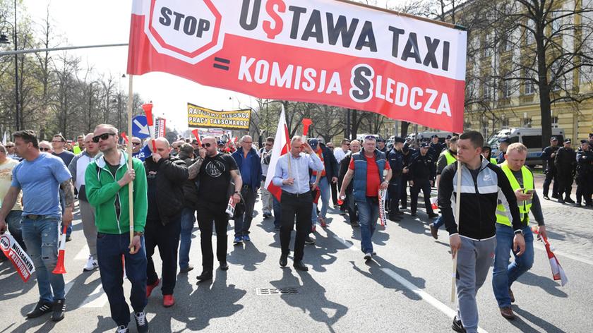 08.04.2019 | "Nie idzie z taksówki wyżyć przez Ubera". Taksówkarze protestowali w Warszawie