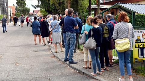 13.07.2020 | "Warto. Na te wybory warto". Długie kolejki i długie podróże do lokali wyborczych