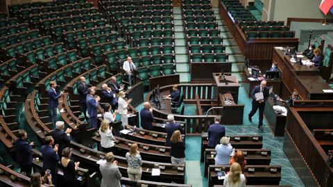 15.08.2020 | "Jest duży strach. Ludzie boją się utraty pracy". Właśnie teraz posłowie podnieśli sobie pensje