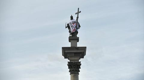 16.09.2018 | Kolumna Zygmunta przystrojona w koszulkę z napisem "Konstytucja"
