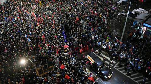 18.01.2019 | Kondukt żałobny z ciałem Pawła Adamowicza przeszedł do Bazyliki Mariackiej. Tysiące ludzi na ulicach