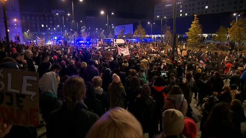 19.11.2020 | "Gdzie jest policja?", pytał tłum. To byli policjanci. Bez mundurów, z teleskopowymi pałkami