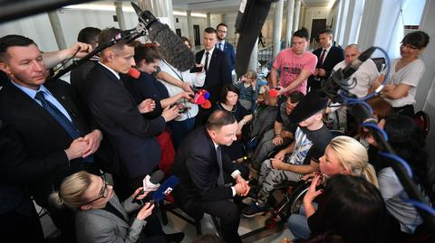 20.04.2018 | Prezydent i premier spotkali się z protestującymi rodzicami. Morawiecki mówił o nowym podatku