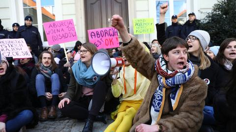 21.03.2018 | Protesty, "uniki" polityków i "niepokój" Episkopatu. Ostry spór o aborcję