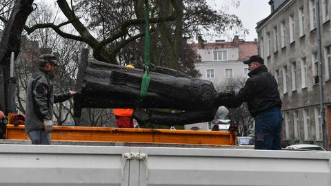 22.02.2019 | Najpierw obalono pomnik, teraz pomalowano cokół. Co dalej z monumentem ks. Jankowskiego?