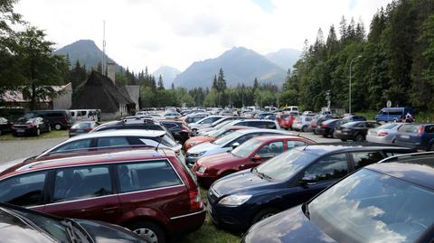 23.07.2020 | Tłumy nad Morskiem Okiem i ścisk na parkingu. "Półtorej godziny czekaliśmy w korku"