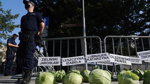 23.09.2020 | Rolnicy przeciw "piątce dla zwierząt". Przed Sejmem zorganizowali nietypowy happening