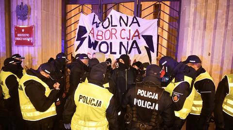 23.11.2020 | Protest przed siedzibą MEN. Demonstrujący przykuli się do bramy