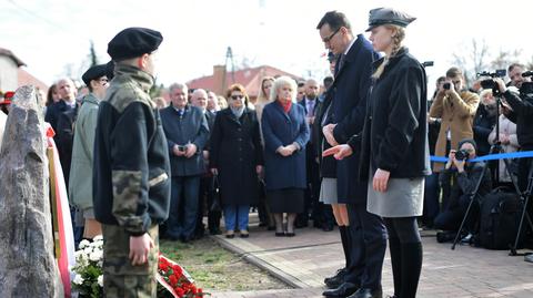 24.03.2019 | Człowieka "mierzyć miarą serca". Premier odsłonił tablicę ku czci rodziny Lubkiewiczów