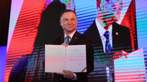 25.02.2020 | Prezydent z partyjnym logo w tle. Andrzej Duda podpisał ustawę o 13. emeryturze