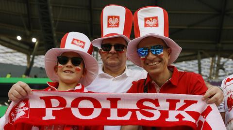 26.11.2022 | Polscy kibice świętują zwycięstwo. "Wreszcie nasza drużyna się przełamała"