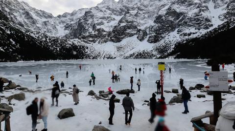 27.12.2022 | Mimo apeli ratowników turyści wciąż wchodzą na zamarznięte Morskie Oko