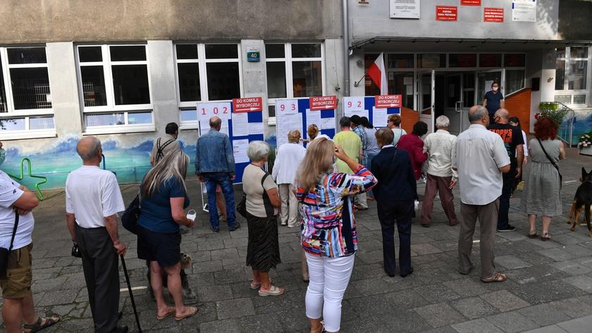 28.06.2020 | Polacy ruszyli do urn. Kolejki do lokali wyborczych od samego rana