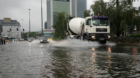 30.06.2020 | Potężna ulewa w Warszawie podtopiła ulice i budynki. Podobnie było w innych miejscowościach