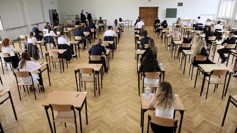 Abiturienci w maseczkach i przyłbicach przystąpili do matury z języka polskiego