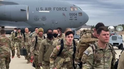 Amerykańscy żołnierze przerzucani są już do Polski. Kolejny samolot wylądował na lotnisku w Jasionce