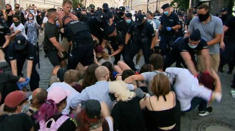 W trakcie protestów w sierpniu 2020 policja dostała polecenie zatrzymywania wszystkich osób "w barwach LGBT"