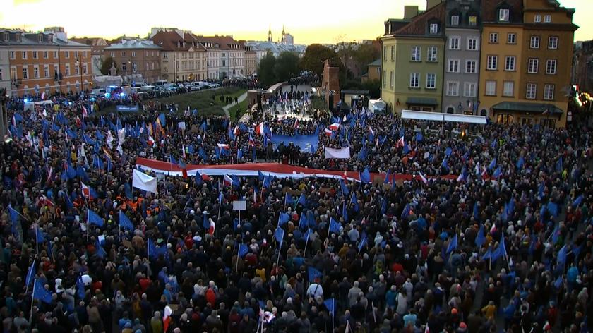 12.10.2021 | Polacy chcą pozostać w Unii Europejskiej, pomimo sporu prawnego polskiego rządu