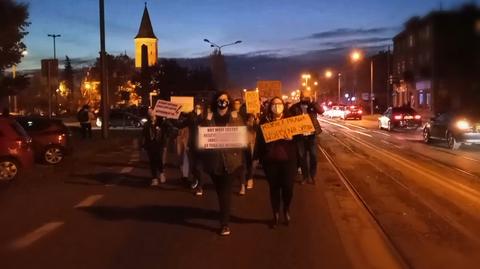 Młodzi i seniorzy w większych i mniejszych miejscowościach. Polacy masowo wyrażają sprzeciw