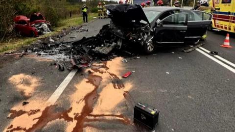 Skręcił gwałtownie i wjechał w auto jadące z naprzeciwka. Prokuratura oskarża kierowcę o próbę zabójstwa