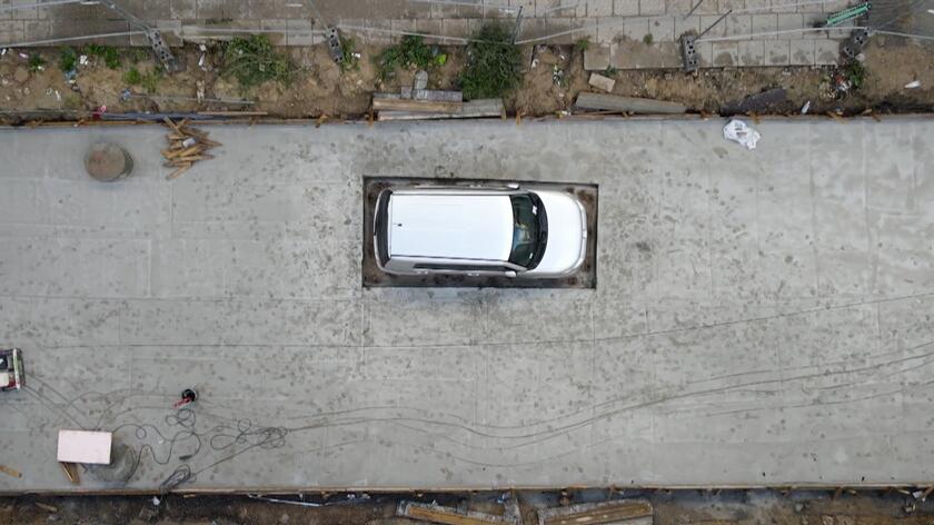 Zdjęcia zabetonowanego auta stały się hitem internetu
