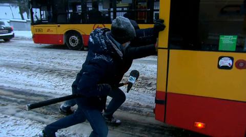 14.02.2021 | Białorusin mieszkający w Polsce, który pchał autobus, stał się sławny