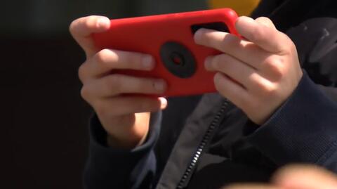 W szkole we Wrocławiu zakazano uczniom używania smartfonów. "To już jest dla nich nawyk"