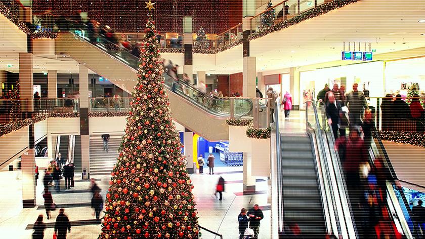 16.12.2017 | Polacy ruszyli na świąteczne zakupy. "W styczniu będziemy musieli zacisnąć pasa"