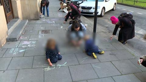 Dzieci pytały o dzieci, malując kredą na chodniku. Policja kredki zatrzymała