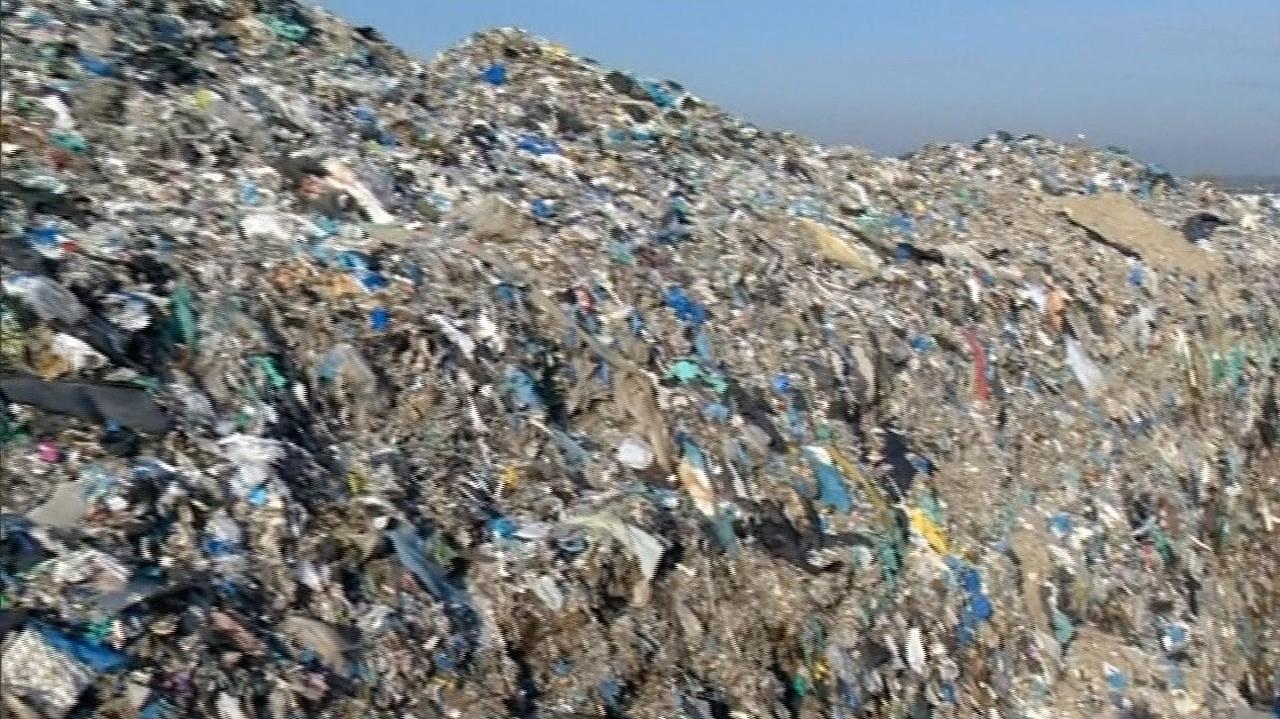 Nielegalny obrót odpadami. Weszli do sześciu firm, zatrzymali sześć osób. Znaleźli broń palną