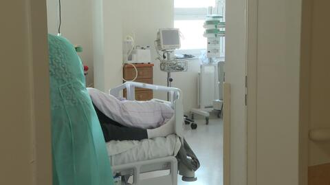 Przybywa chorych na COVID-19 w Polsce. Lekarze apelują o ostrożność, a do szpitali wracają ograniczenia