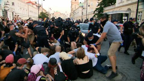 Zatrzymania, zarzuty i wiele wątpliwości. "Mówimy o rzucaniu na ziemię, o przygniataniu do ziemi"