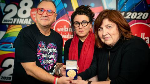 16.12.2019 | Nobel dla WOŚP. Olga Tokarczuk przekazała replikę medalu