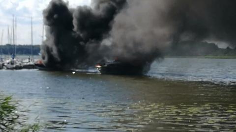 Na łodziach na Jeziorze Drwęckim wybuchł pożar. Dzieci musiały skakać do wody