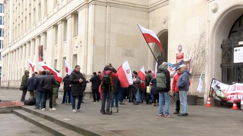 Rolnicy wciąż okupują budynek Ministerstwa Rolnictwa. Czekają na spotkanie z premierem