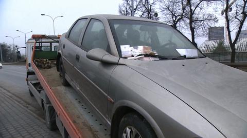 12.03.2021 | Samochód stał, zbierał mandaty. Odholowany z imponującym plikiem mandatów za wycieraczką