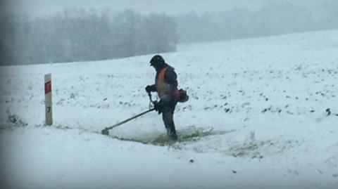 10.12.2021 | Drogowcy kosili trawę przy drodze. Nie poddali się, chociaż spadł śnieg