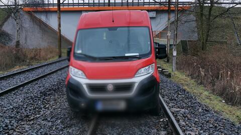 30.01.2020 | Pociąg omal nie uderzył w ciężarówkę pozostawioną na torach