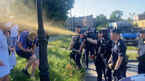 27.06.2022 | Przeciwnicy PiS protestowali po przemówieniu Kaczyńskiego. Policja użyła gazu