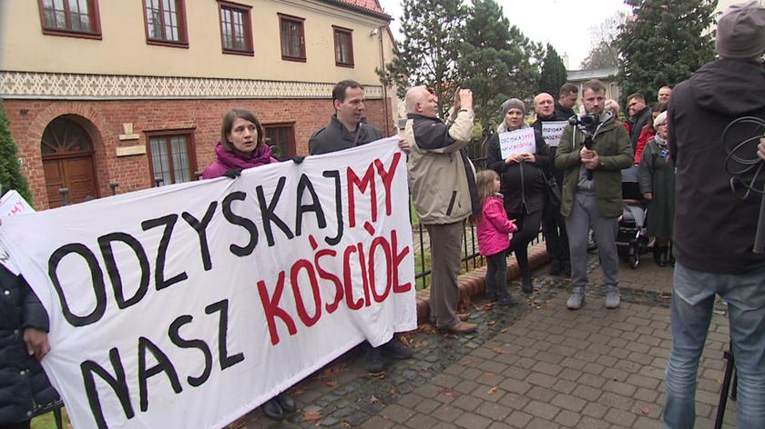 03.11.2019 | Protest przed gdańską kurią. Wierni chcą odwołania arcybiskupa