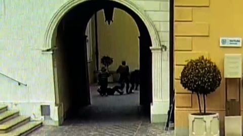 26.04.2021 | Pobił strażnika, który zwrócił mu uwagę na brak maseczki. Mężczyzny szuka policja