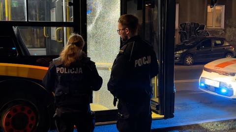 Najpierw zażądał prawa jazdy, później oddał strzały. Policja szuka sprawcy ataku na autobus miejski w Warszawie