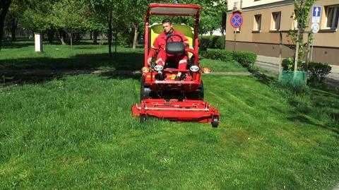 08.05.2016 | W Radomiu trawa koszona jest na bogato. Maszyną za 150 tysięcy złotych marki… Ferrari