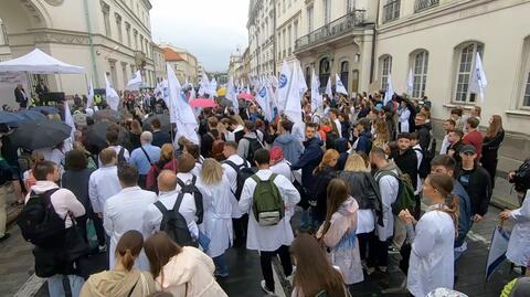 Chcą poprawy jakości pracy, systemu i kształcenia. Lekarze rezydenci protestowali w Warszawie